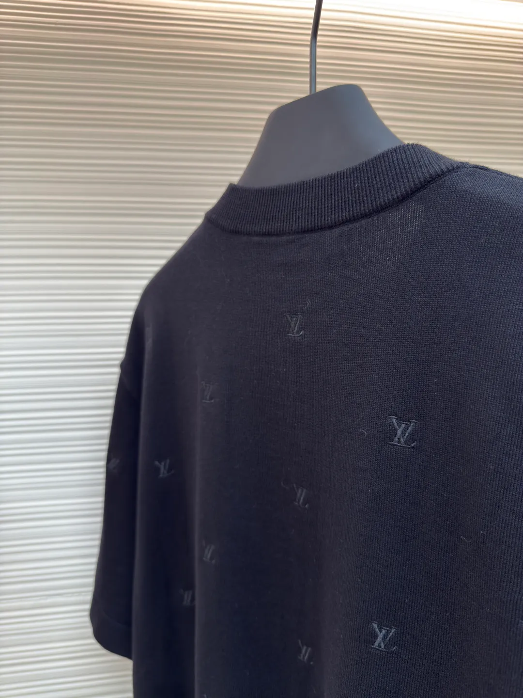 LOUIS VUITTON full-width embroidered knitted short-sleeve ●Authentic product: purchased and developed for 11400 ●Item number: 1680375-A75 ●Fabric: blended yarn fabric ●Technology: full-width embroidery production ●Version: fitted version ●Weight: about 345 grams ●Size: XS-S-M-L ●Description: Made of blended yarn, the composition is 95% cotton, 5% spandex. This fabric uses spun yarn, which is a must-have material for summer knitted short-sleeves. The cotton upper body has a more three-dimensional effect and good ventilation. The polyester material allows the clothes to remain elastic after being worn for a long time. This embroidery uses full-width computer-positioned embroidery. The 10 rows of embroidery on the front and back are consistent with the original version. The entire garment is embroidered with about 80 stitches and about 12,000 stitches. The embroidery is aligned diagonally up and down across the entire width. This crew-neck shirt is designed with sleek lines and full-scale embroidery depicting the LV Blason pattern. It can be easily integrated into casual or formal looks, making it a classic choice during the changing seasons. The overall color is consistent with no color difference. It can be matched with the same style to create a fashionable look, and can be used in various occasions. Customized accessories, complete with three standards, the same style for men and women!